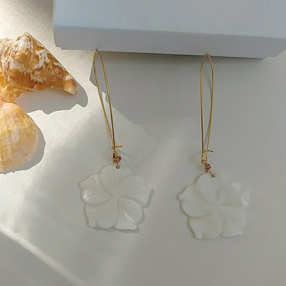 🛑SOLDlumeria Hibiscus Flower Dangle Earring - Picture 7 of 8